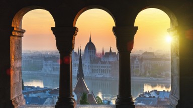 Барове в руини, футбол с копчета и флипер магьосници от мрачно минало, Будапеща пази и помни историята
