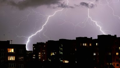 Над 10 000 светкавици удариха Западна България, населени места останаха без ток, порой заля София